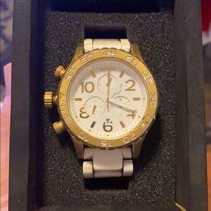 Nixon watch 42-20 CHRONO All white/ Gold
